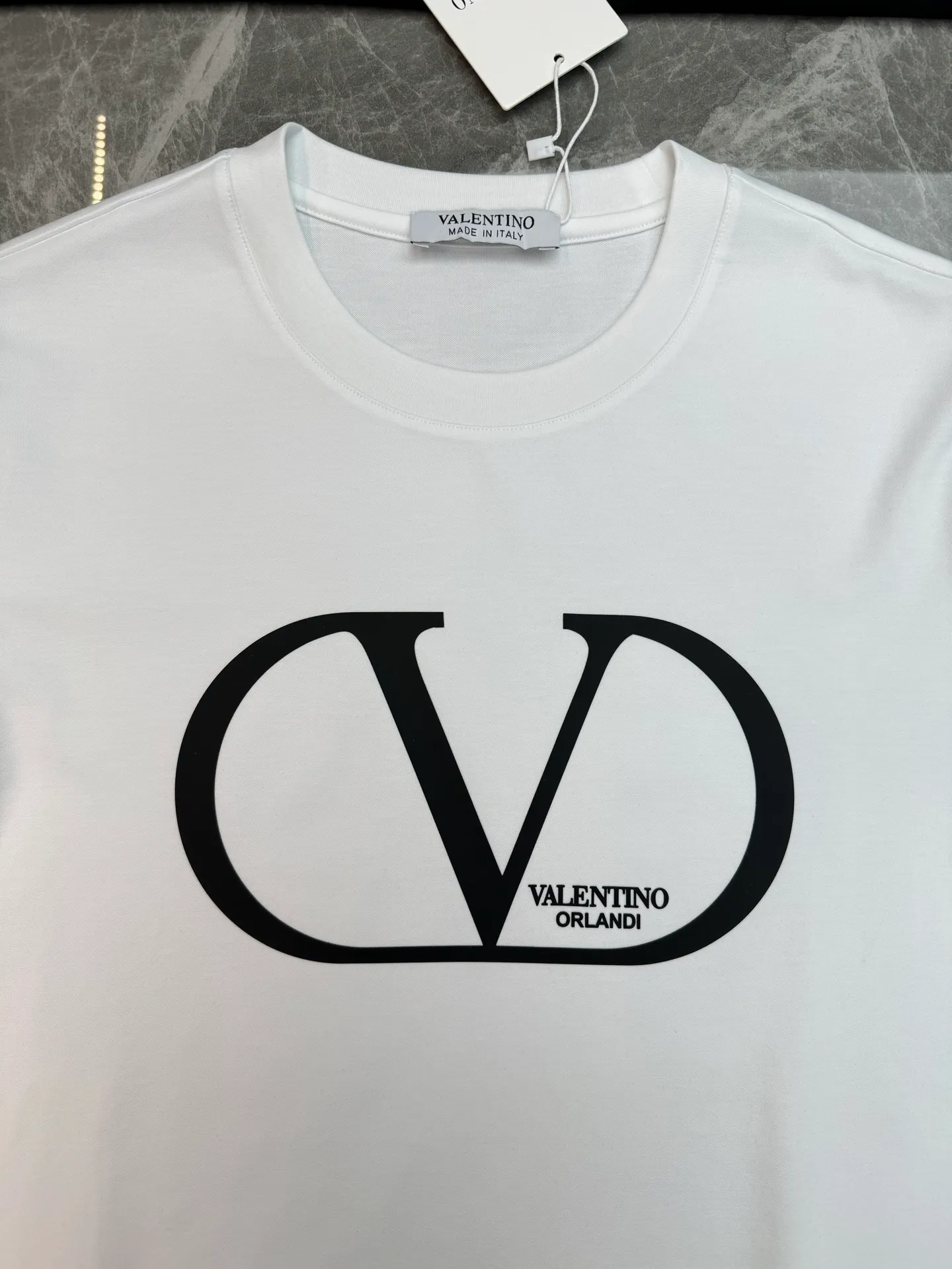 ⚜️Valentino Classic round neck T-shirt. Made of high-count mercerized cotton fabric, it has a delicate and soft light texture on the hand. It drape smoothly without sweating, and the upper body is neat and does not collapse. The iconic big V logo is minimalist and advanced, and the Black and White two-color Versatile is unmistakable. The round neck fits the neck without tightening the skin, and is suitable for daily commuting and leisure travel! It is low-key and releases a light and luxurious atmosphere. It is a basic model that men's wardrobe needs. It is soft and skin-friendly. It has excellent breathability and is super comfortable to wear in spring and summer! The contrasting color brand logo on the front is simple and recognizable, and the slim fit highlights your figure, making it easy to handle for daily commuting and leisure time ✨Sizes: M-4XL slim fit ❗️ (XL recommended for 175/145 pounds)